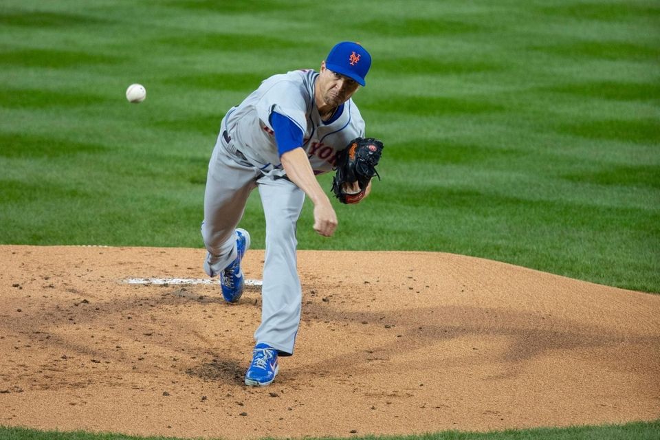 Jacob deGrom of the Mets throws a pitch