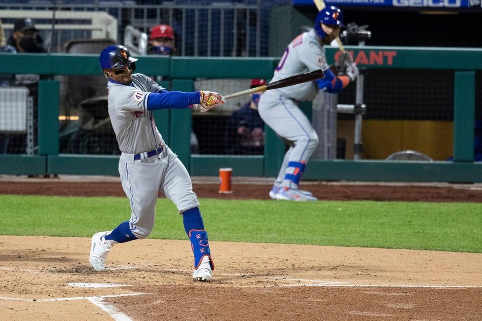 Francisco Lindor of the Mets fouls off a