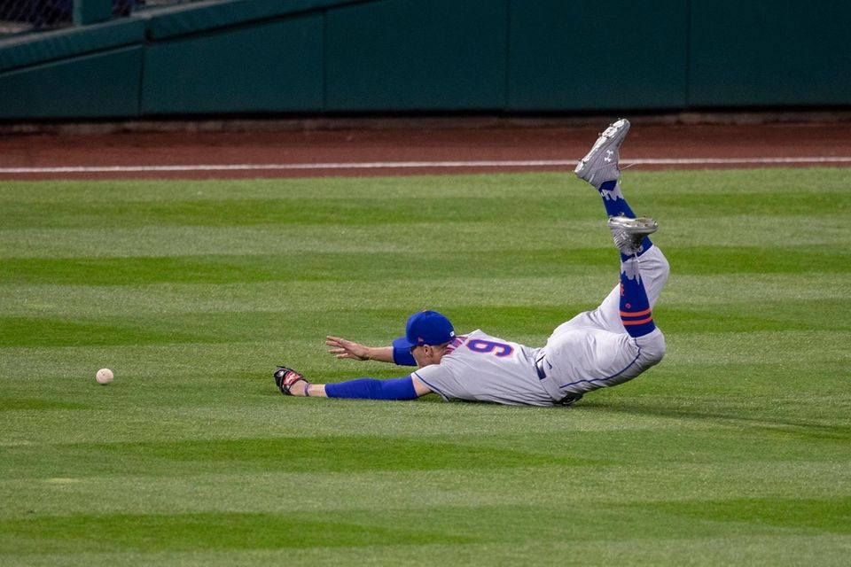 Brandon Nimmo of the Mets dives but cannot