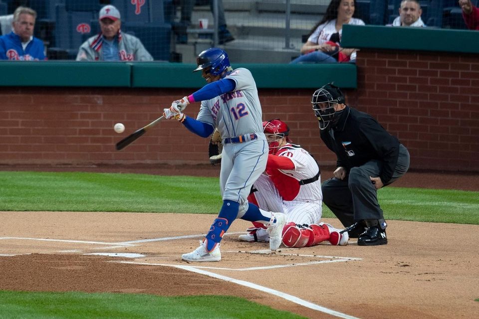 Francisco Lindor of the Mets fouls off a