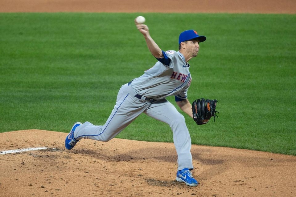 Jacob deGrom of the Mets throws a pitch