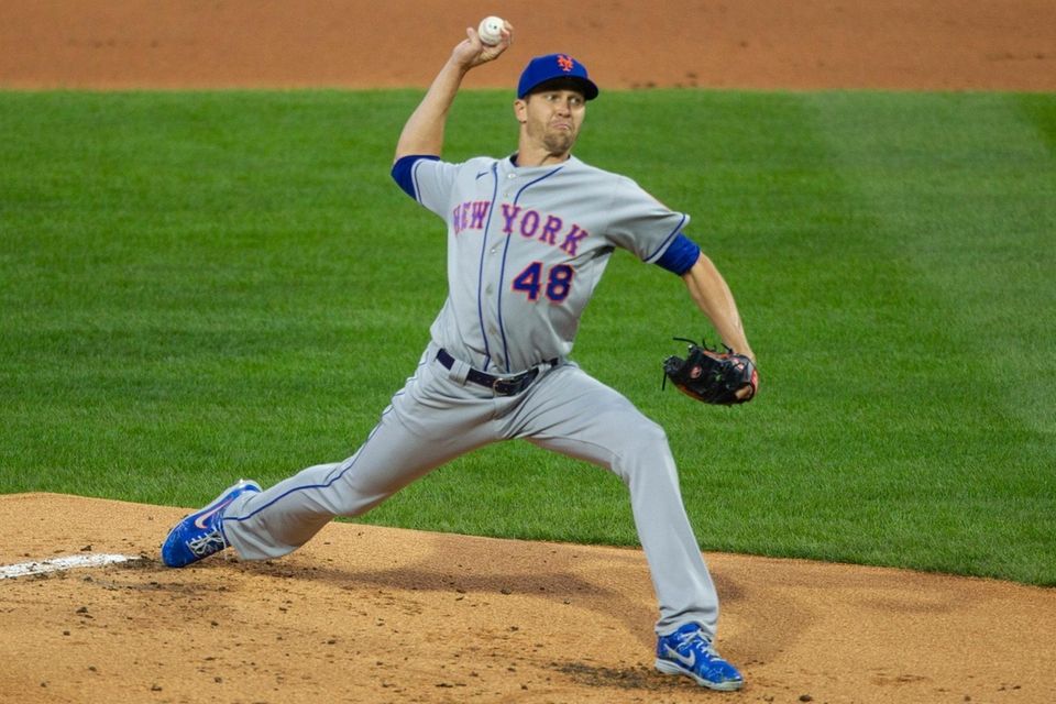 Mets starting pitcher Jacob deGrom throws during the