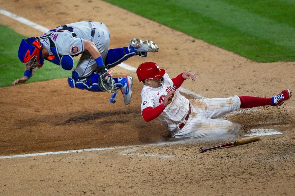 Phillies first baseman Rhys Hoskins scores on an