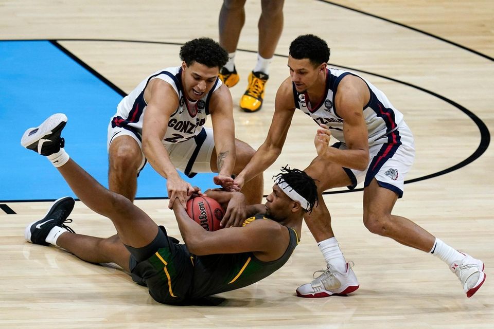 Baylor forward Flo Thamba, center, fights for a
