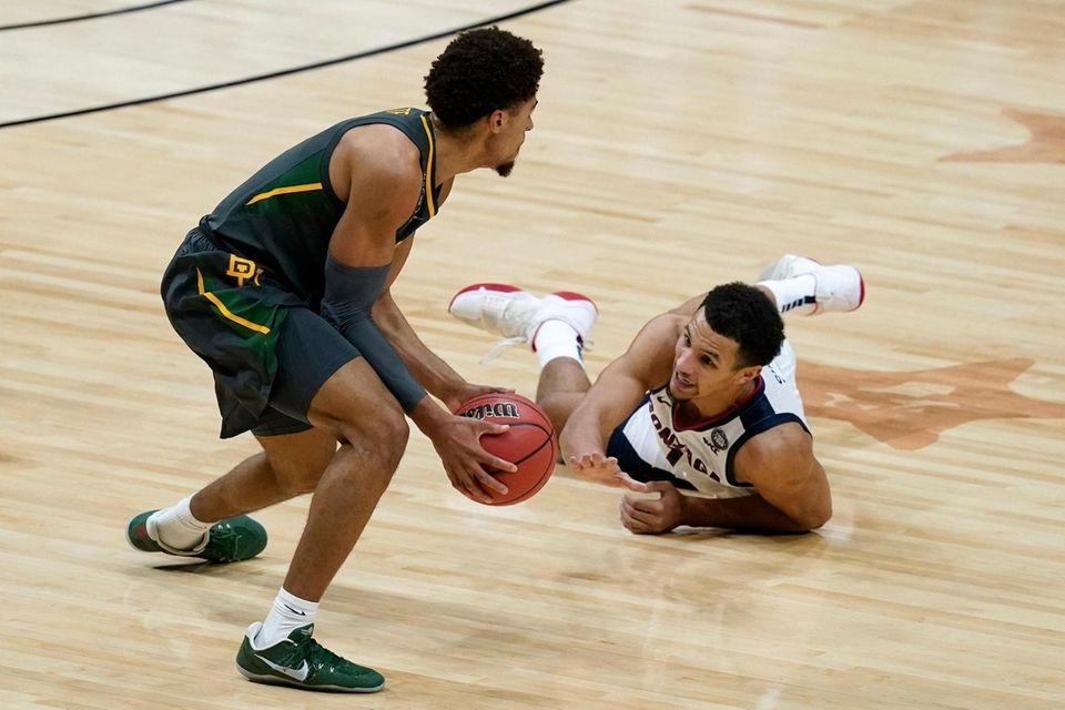 Baylor guard MaCio Teague, left, picks up a