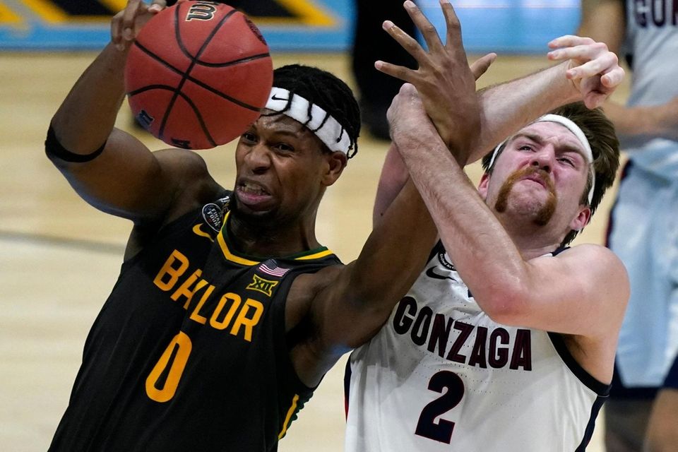 Baylor forward Flo Thamba (0) fights for a
