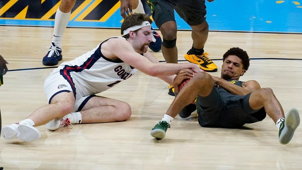 Gonzaga forward Drew Timme, left, fights for a
