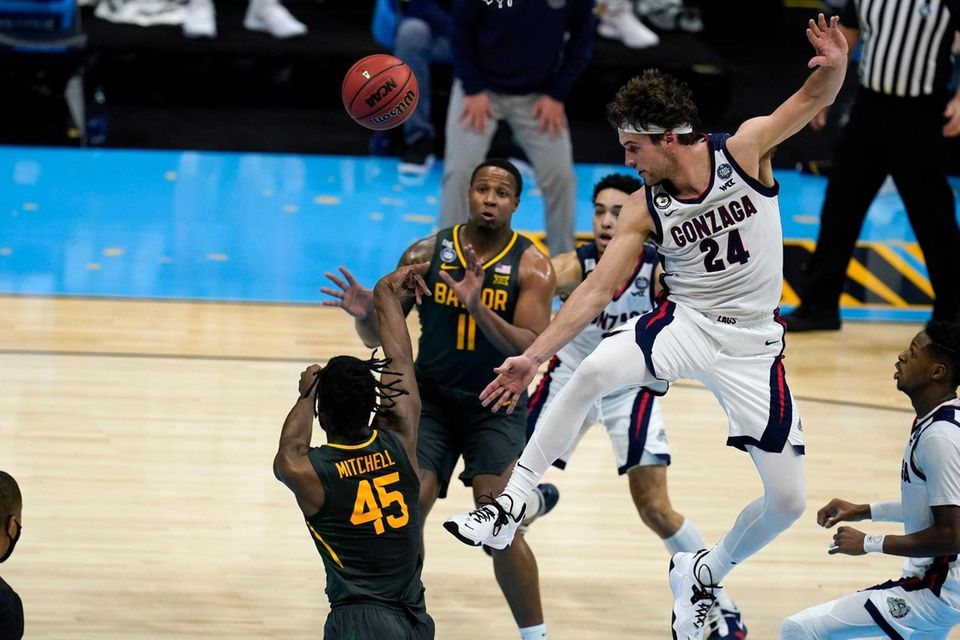 Baylor guard Davion Mitchell (45) passes around Gonzaga