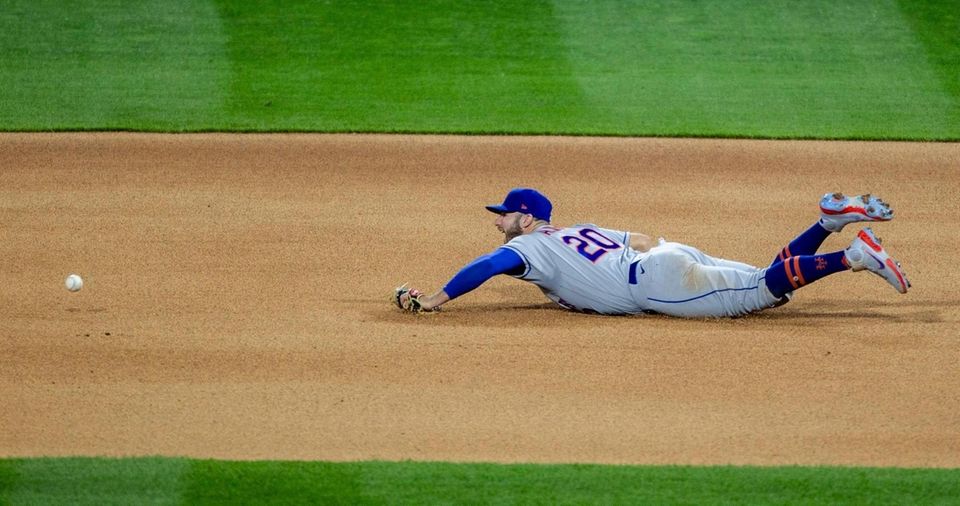 Mets first baseman Pete Alonso stretches for a