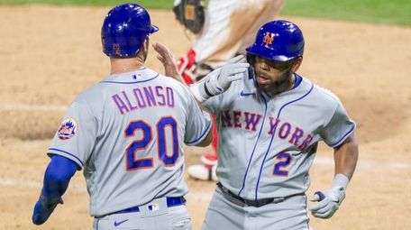 Mets' Dominic Smith celebrates with Pete Alonso after