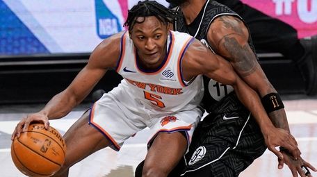 Knicks' Immanuel Quickley (5) drives past Nets' Kyrie