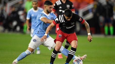 Junior Moreno #5 of D.C. United dribbles the