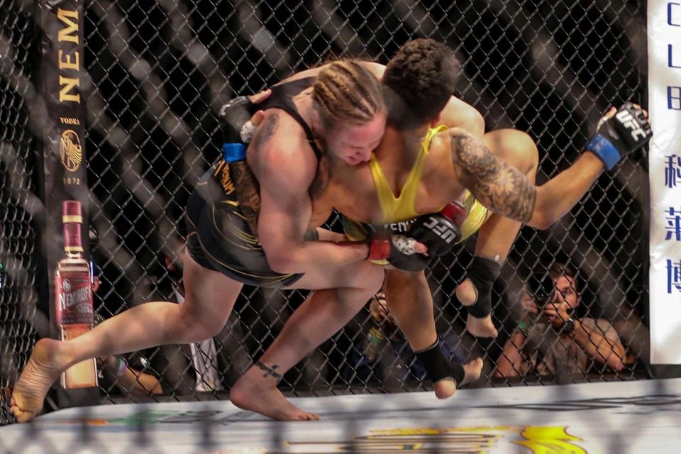 Valentina Shevchenko throws Jessica Andrade to the canvas