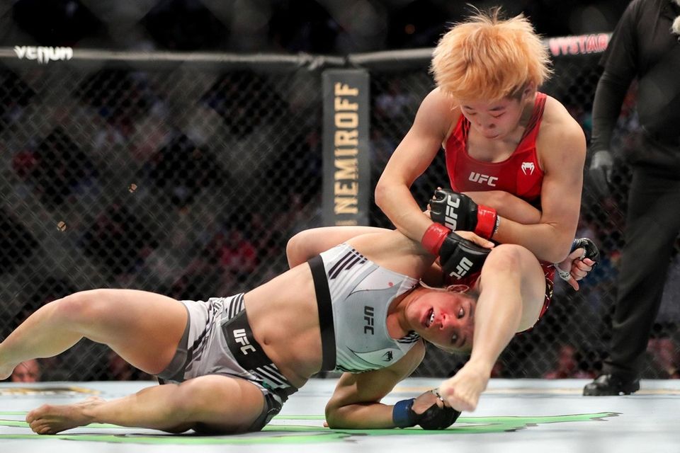 Liang Na of China brings down Ariane Carnelossi