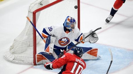 Washington Capitals right wing Daniel Sprong (10) scores