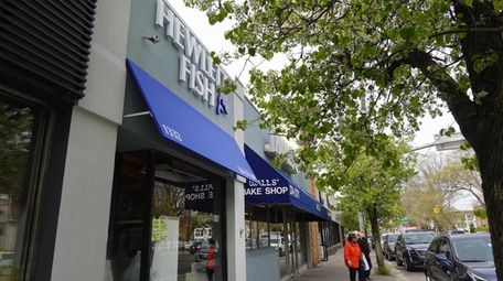 Businesses on Broadway in Hewlett