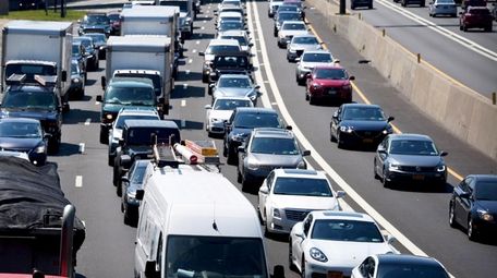 Heavy traffic on the eastbound LIE at Glen