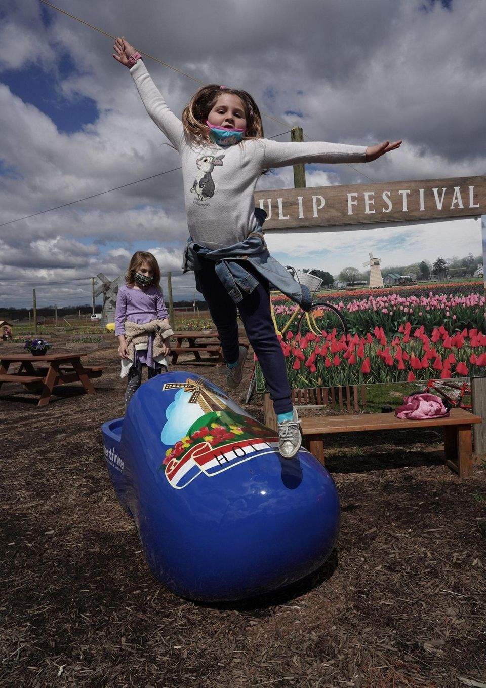 Lana Lucas, 6, center, and Logan O'Brien ,