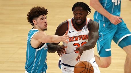 Julius Randle #30 of the Knicks passes under