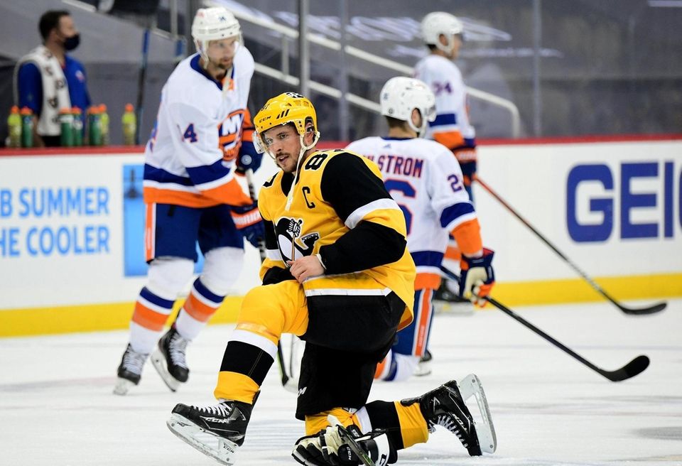 Sidney Crosby #87 of the Pittsburgh Penguins warms