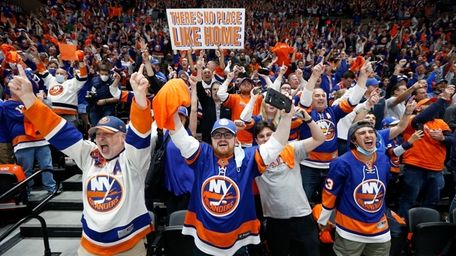 Islanders Series Clinching Win Over Penguins Gives Nassau Coliseum Crowd A Fresh Memory Newsday