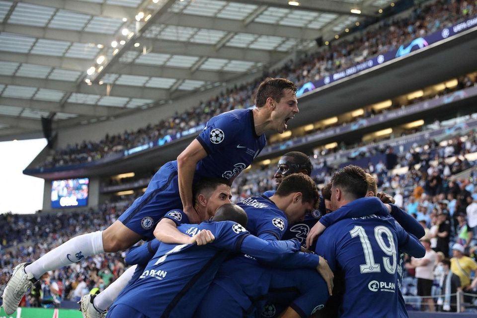 Chelsea's German midfielder Kai Havertz (C) is congratulated