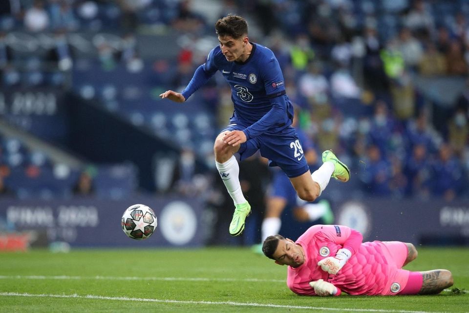 Chelsea's German midfielder Kai Havertz (L) scores a