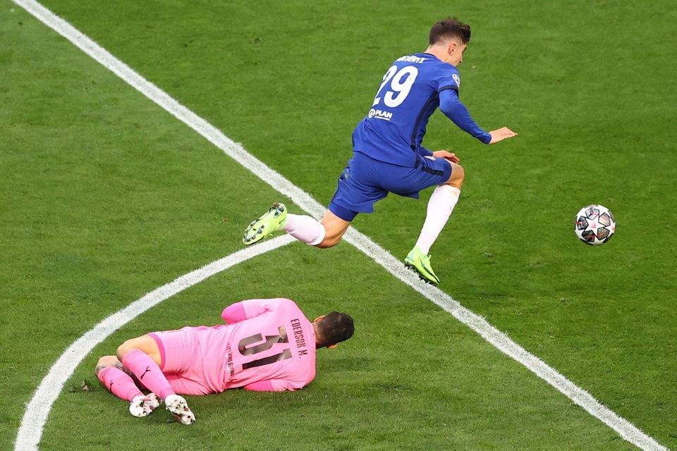 Chelsea's German midfielder Kai Havertz (R) jumps over