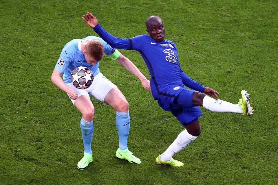 Chelsea's French midfielder N'Golo Kante (R) vies for