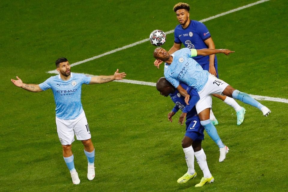 Manchester City's Brazilian midfielder Fernandinho (R) vies for
