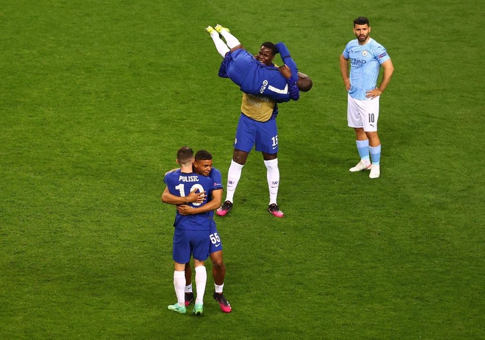Christian Pulisic and Tino Anjorin of Chelsea celebrate