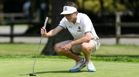 Drew McGoldrick of St. AnthonyÕs measures his putt