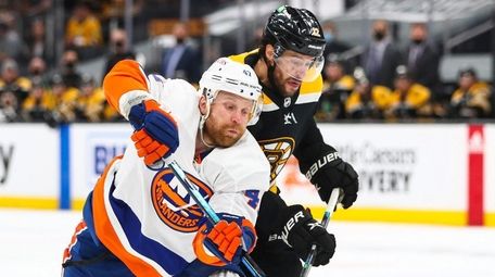 Leo Komarov of the Islanders and Craig Smith