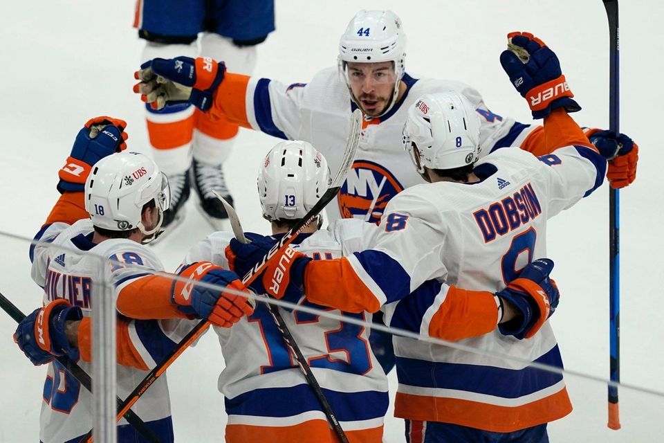 New York Islanders center Jean-Gabriel Pageau (44), left