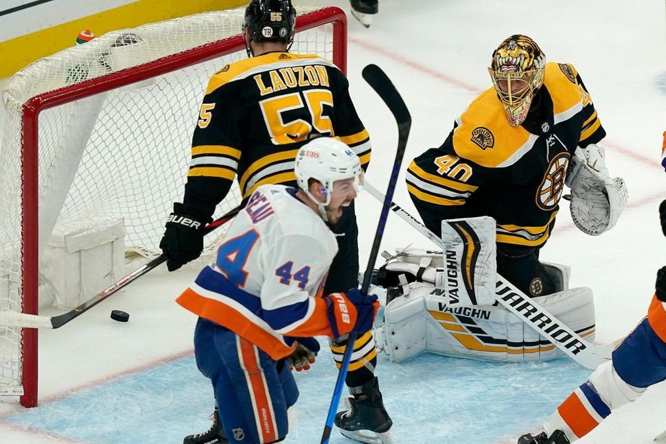 New York Islanders center Jean-Gabriel Pageau (44) starts