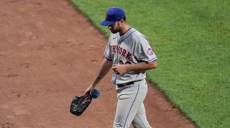 Mets starting pitcher David Peterson leaves the game