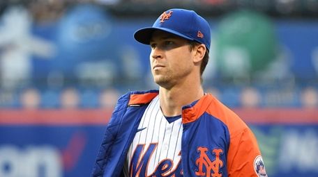 Mets starting pitcher Jacob deGrom walks to the