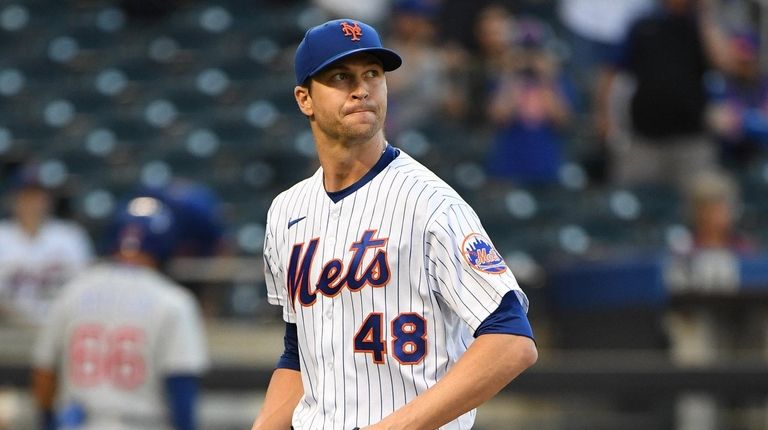 Jacob deGrom leaves Mets' victory over Cubs with right shoulder ...