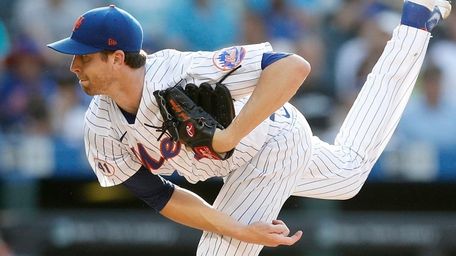 Jacob deGrom of the Mets pitches during the
