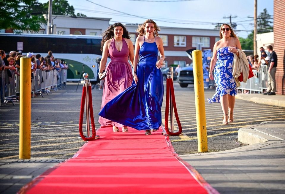 Fabiola Villatoro and Alyssa Pagano walk the red