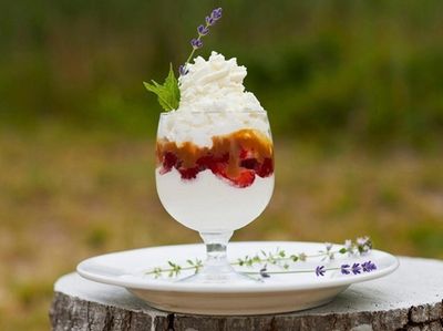 The strawberry cartwheel with mascarpone mousse, meringue, Dulce