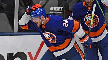 Islanders' Scott Mayfield scores the tying goal in