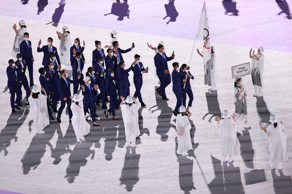 Flag bearers Yusra Mardini and Tachlowini Gabriyesos of