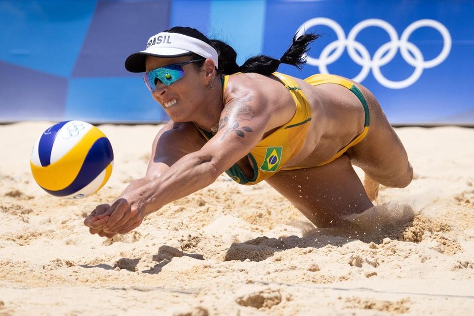 Agatha Bednarczuk #1 of Team Brazil dives for