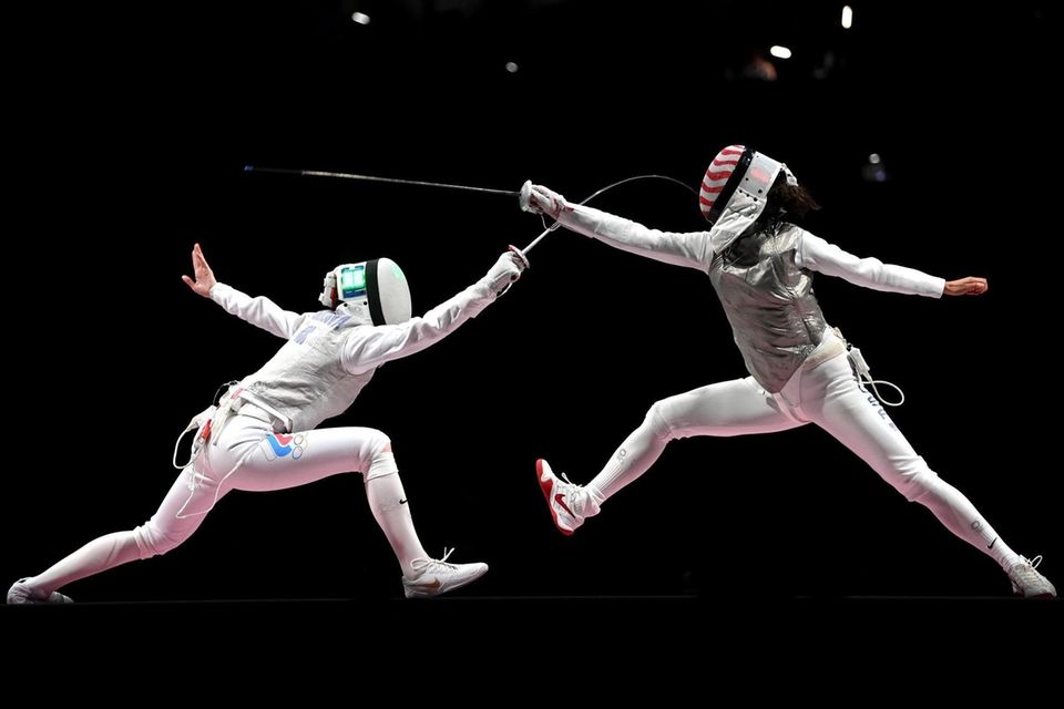 Inna Deriglazova of Team ROC (L) competes against