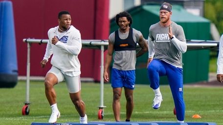 New York Giants running back Saquon Barkley, left,
