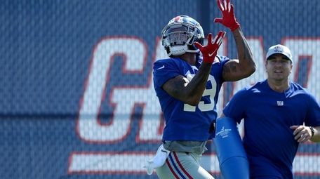 New York Giants wide receiver Kenny Golladay catches