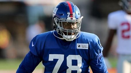 Giants tackle Andrew Thomas during practice drills on