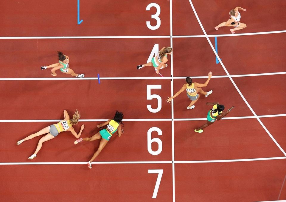 Runners pass their batons in the 4x400m Relay