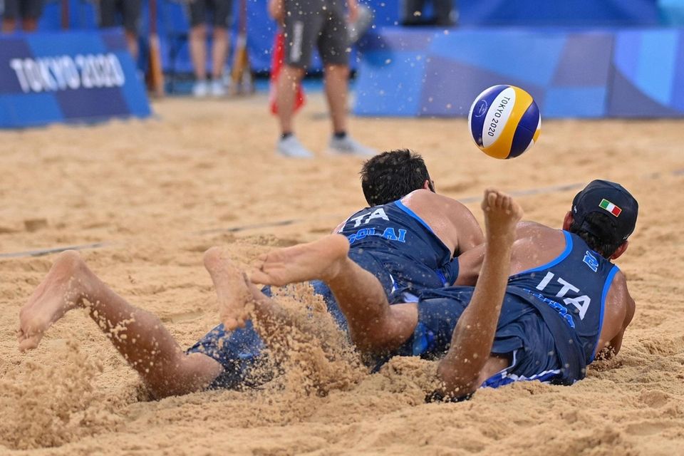 Italy's Paolo Nicolai (L) and Italy's Daniele Lupo